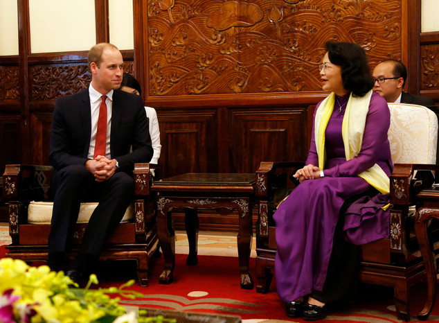 Hoàng tử William (trái) cũng đã có cuộc gặp với Phó Chủ tịch nước Đặng Thị Ngọc Thịnh tại Hà Nội hôm 16/11. Ảnh: AP/Tran Van Minh.