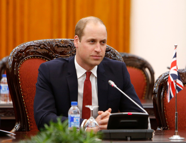 Hoàng tử William chăm chú lắng nghe trong cuộc gặp với Thủ tướng Chính phủ Nguyễn Xuân Phúc tại Hà Nội ngày 16/11. Ảnh: AP/Tran Van Minh.