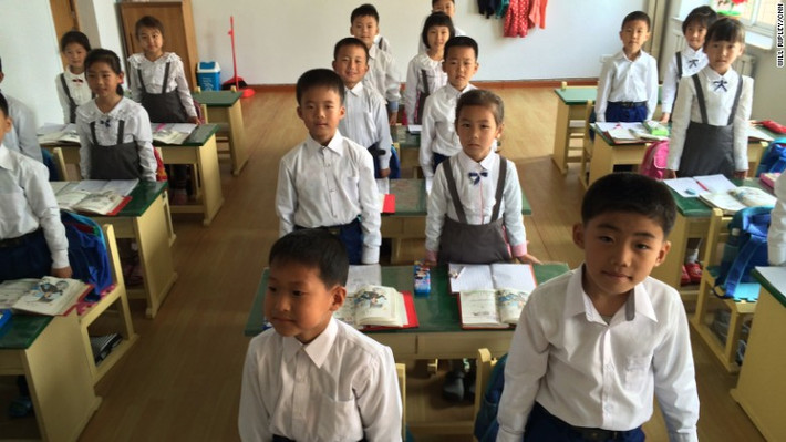 Các em học sinh lớp 1 tại một ngôi trường ở thủ đô Bình Nhưỡng trong bức ảnh chụp ngày 7/5/2015.