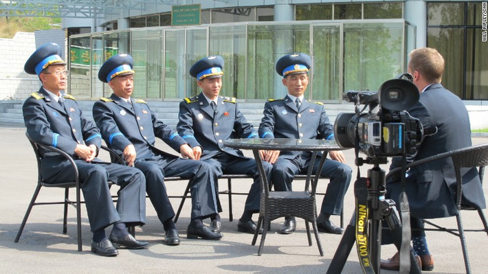 Phóng viên Will Ripley của CNN trò chuyện với các nhà khoa học đến từ Hiệp hội Phát triển Hàng không Quốc gia Triều Tiên (NADA).
