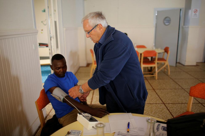 Bác sĩ Doucet kiểm tra sức khỏe cho Mhdi, một người tị nạn Sudan.