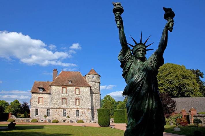 Trong ảnh là bức tượng nữ thần tại trung tâm nghệ thuật Chateau de Vascoeuil (Pháp), do hoạ sĩ Salvador Dali thiết kế năm 1972. Ngoại trừ hình ảnh nữ thần giơ cả 2 tay cầm ngọn đuốc, bức tượng này được đánh giá là giống với bản được đặt ở New York nhất về thần thái và hình dáng. Ảnh: Alamy.