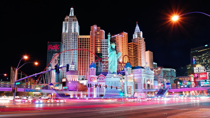 Sòng bạc New York ở Las Vegas cũng trưng bày một bản sao tượng Nữ thần Tự do ngay trước cửa ra vào. Phiên bản thu nhỏ này ra đời năm 1996, có kích thước chỉ bằng một nửa bức tượng thật. Nó được làm từ chất liệu đơn giản, chủ yếu từ xốp phủ thuỷ tinh gia cố, bên ngoài được ốp bằng vách thạch cao. Ảnh: Alamy