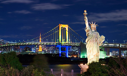 Nhật Bản cũng là đất nước có nhiều bức tượng nữ thần tại Shimoda, Aomori, Odaiba gần vịnh Tokyo. Đây được coi là những công trình kiến trúc đặc sắc, thể hiện sự pha trộn giữa 2 nền văn hoá Đông - Tây. Bức tượng ở Odaiba chỉ cao khoảng 12 m, nhìn về hướng Cầu Vồng, và vịnh Tokyo. Đây là món quà Pháp dành cho Nhật trong năm 1998, kỷ niệm “Năm hữu nghị Pháp tại Nhật”. Ảnh: Alamy