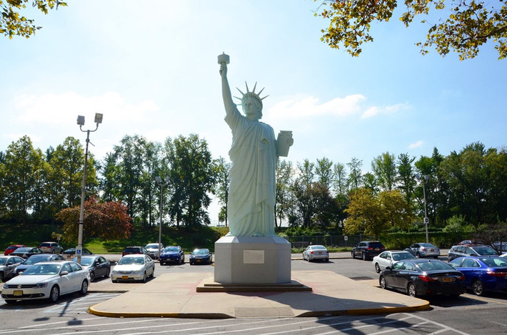 Tượng nữ thần ở bãi đỗ xe trong bảo tàng Brooklyn được đánh giá là bản sao lớn nhất. Năm 1902, William H. Flattau, một người nhập cư gốc Nga, xây dựng tượng nữ thần, đặt lên nóc toà nhà mà ông sở hữu. Sau một cơn bão năm 1912, khu nhà bị bỏ hoang cho đến những năm đầu thập kỷ 60, bức tượng được di chuyển về bãi đậu xe của bảo tàng Brooklyn. Ảnh: Simon Leigh