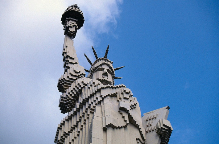 Khu vui chơi Legoland (Đan Mạch) là nơi quy tụ nhiều công trình kiến trúc thu nhỏ trên khắp thế giới, trong đó có tượng Nữ thần Tự do. Bức tượng được làm từ 400.000 khối lego và là bản sao có hình thù độc đáo nhất. Ảnh: Alamy