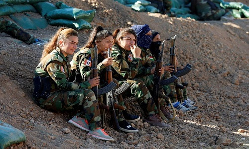 Những bóng hồng người Kurd cầm vũ khí ngồi trò chuyện trên chiến trường đánh IS ở Iraq.