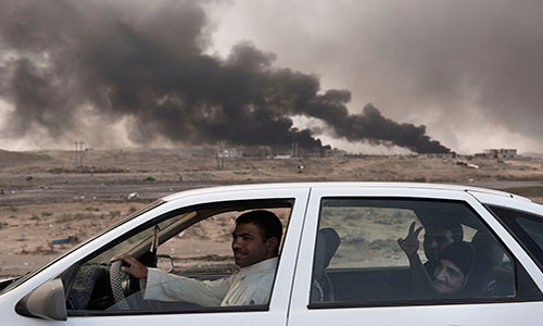 Theo lời kể của Hussein, một dân thường Iraq tháo chạy khỏi Mosul, phiến quân IS đã bắt giữ hàng chục gia đình làm “lá chắn sống” cho bọn chúng. “Trong làng của chúng tôi, hàng trăm người đã bị chúng giết hại”, Hussein cho hay.