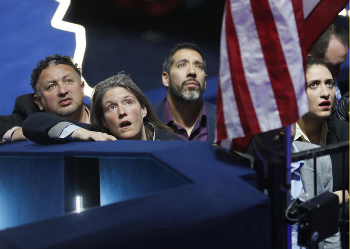 Một số người ủng hộ bà Hillary Clinton nóng lòng theo dõi kết quả bầu cử Mỹ ở thành phố New York. (Nguồn ảnh: Reuters).