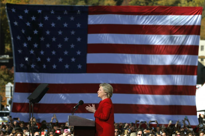 Cựu Ngoại trưởng Hillary Clinton phát biểu trước đám đông ở Pittsburgh, Pennsylvania.