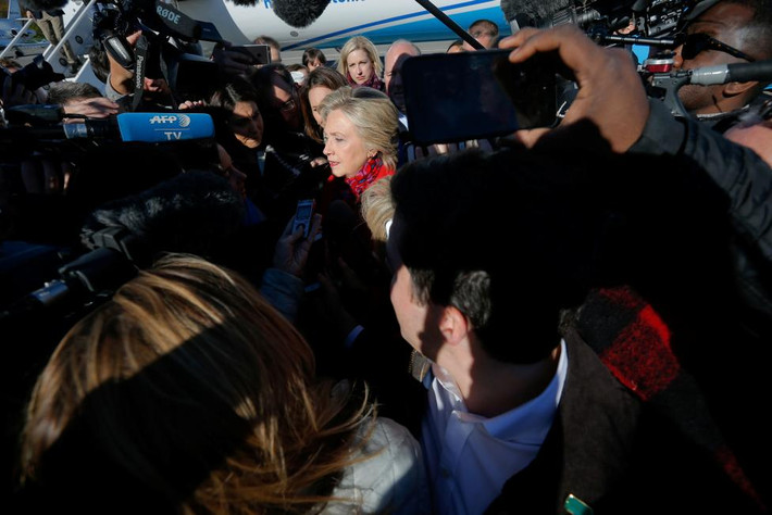 Cựu Ngoại trưởng Mỹ Hillary Clinton trò chuyện với phóng viên ở White Plains, thành phố New York, ngày 7/11.
