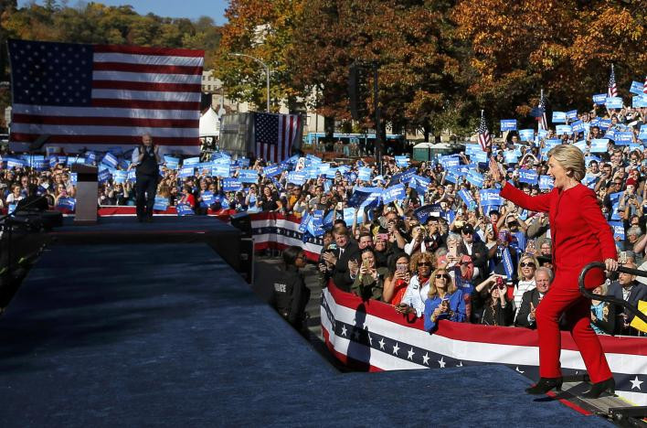 Bà Clinton phấn khích khi chuẩn bị lên phát biểu trong cuộc vận động tranh cử ở Pittsburgh, Pennsylvania, hôm 7/11.