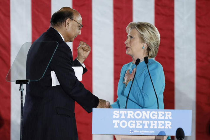 Bà Clinton vận động tranh cử ở Manchester, New Hampshire, ngày 7/11.