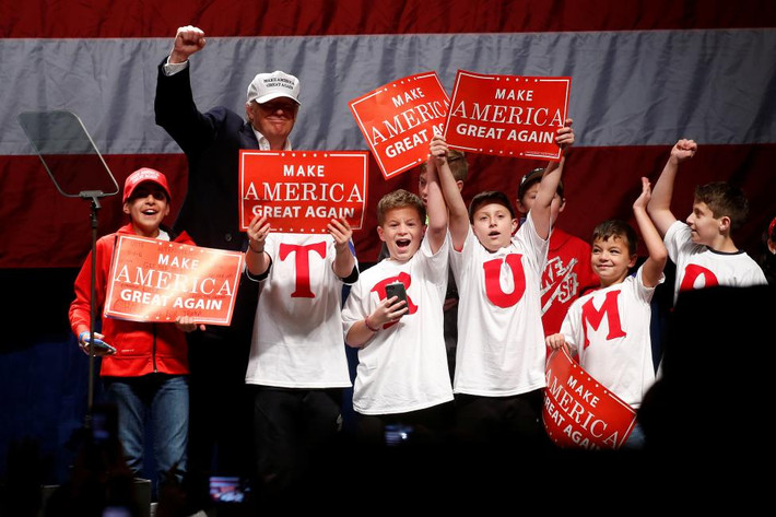 Ứng viên Donald Trump tham gia chiến dịch vận động tranh cử ở Detroit.