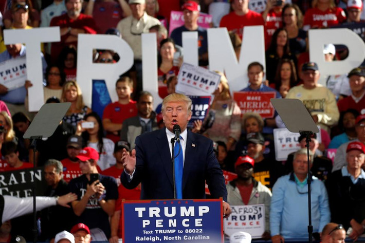 Ứng viên Donald Trump vận động tranh cử ở Raleigh, Bắc Carolina, ngày 7/11.