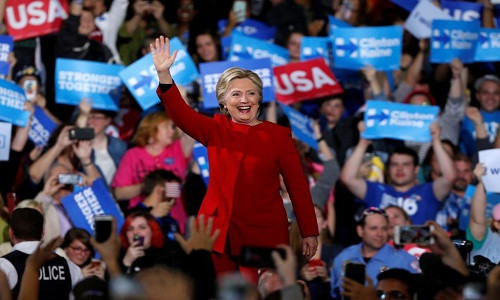 Ứng viên tổng thống Mỹ của Đảng Dân chủ Hillary Clinton vẫy tay chào người ủng hộ trong chiến dịch vận động tranh cử tại Đại học Grand Valley ở Allendale, bang Michigan, ngày 7/11.