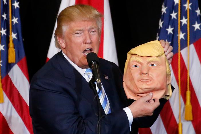 Tỷ phú Donald Trump, ứng viên tổng thống Mỹ của Đảng Cộng hòa, cầm chiếc mặt nạ trên tay khi phát biểu trong cuộc vận động tranh cử ở Sarasota, bang Florida hôm 7/11, một ngày trước khi cuộc bầu cử chính thức diễn ra (8/11).
