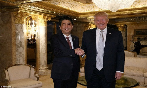 Tổng thống đắc cử Donald Trump (phải) và Thủ tướng Nhật Bản Shinzo Abe đã có cuộc gặp dài 90 phút tại Tháp Trump, Manhattan, thành phố New York, ngày 17/11. Ảnh: Reuters.
