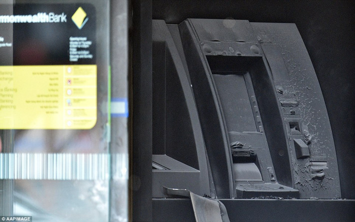Một cây ATM bị cháy trong vụ tự thiêu ở Melbourne. Ảnh: Daily Mail.