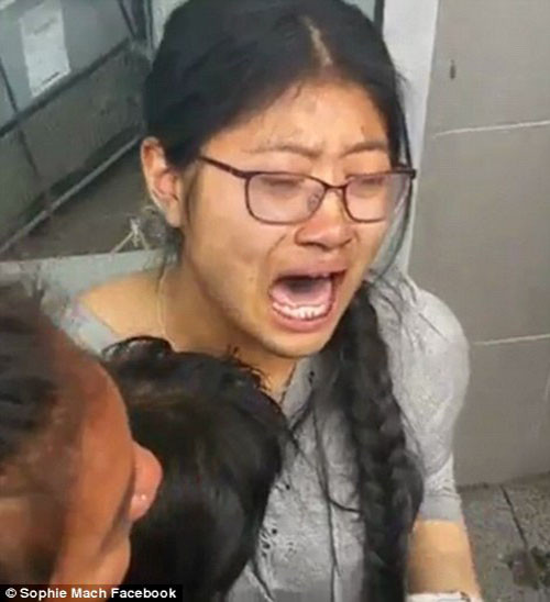 Nhiều nạn nhân chưa hết hoảng sợ sau vụ phóng hỏa. Ảnh: Daily Mail.