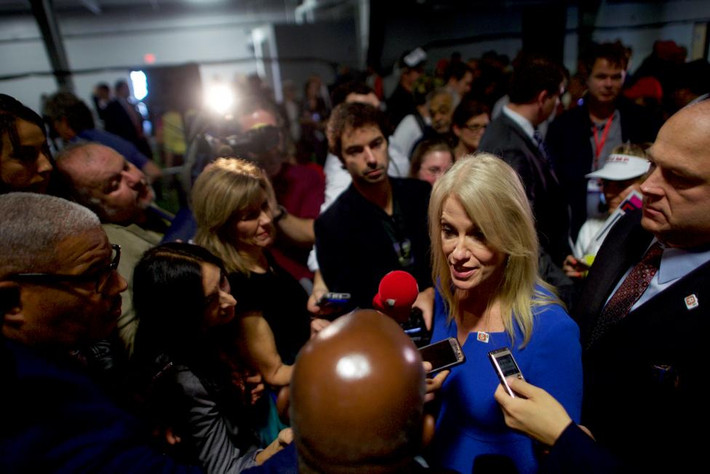 Quản lý chiến dịch tranh cử của ông Trump, Kellyanne Conway, phát biểu trước báo giới tại Berwyn, Pennsylvania, ngày 3/11.