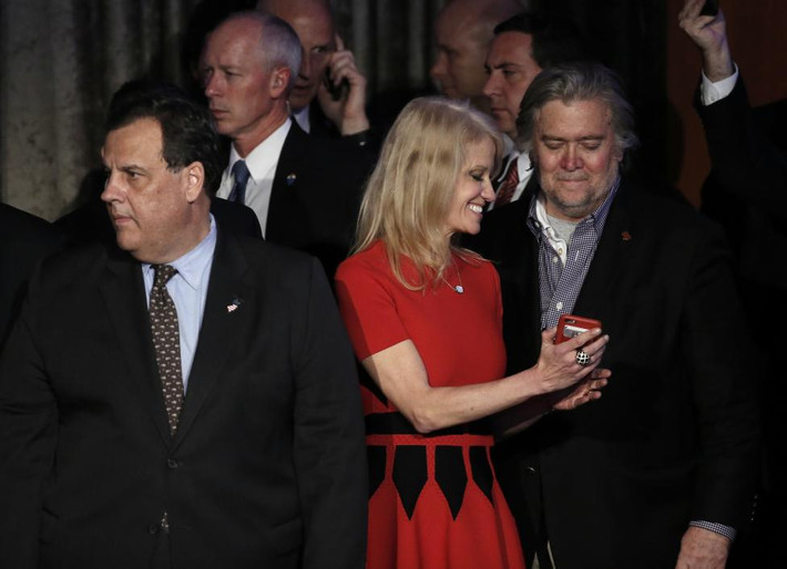 Thống đốc bang New Jersey Chris Christie; quản lý chiến dịch tranh cử của ông Trump, bà Kellyanne Conway và nhà chiến lược Stephen Bannon tham dự buổi tiệc mừng chiến thắng trong cuộc bầu cử của ông Donald Trump ở New York ngày 9/11.