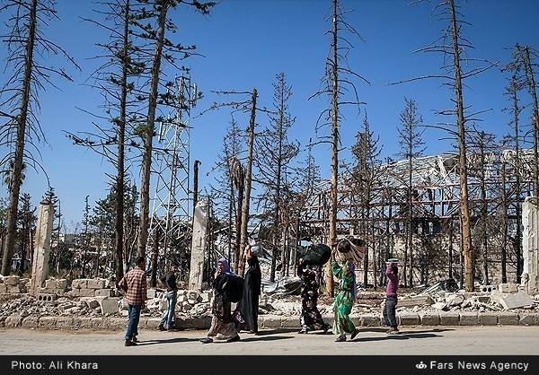 Người dân Syria mang theo đồ đạc đi bộ trên một con đường ở thành phố Aleppo. Được biết, giao tranh giữa các nhóm khủng bố và quân đội Syria vẫn tiếp diễn tại tỉnh này.