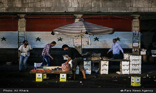 Người dân Aleppo chuẩn bị dọn hàng ra bán tại một khu chợ.