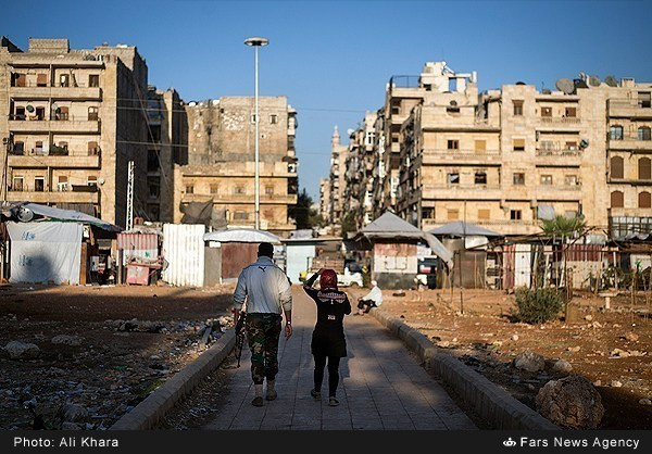 Một binh sĩ Syria đang tuần tra trên một con đường ở Aleppo.