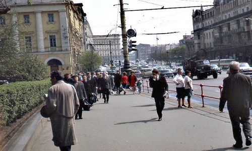 Đường phố tấp nập người qua lại và xe cộ ở Moscow.
