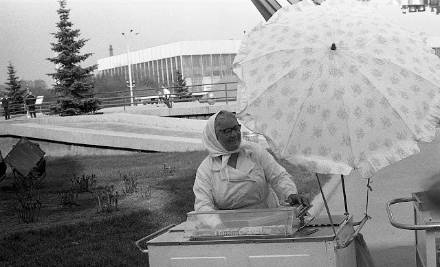 Người phụ nữ bán hàng trên đường phố Moscow.