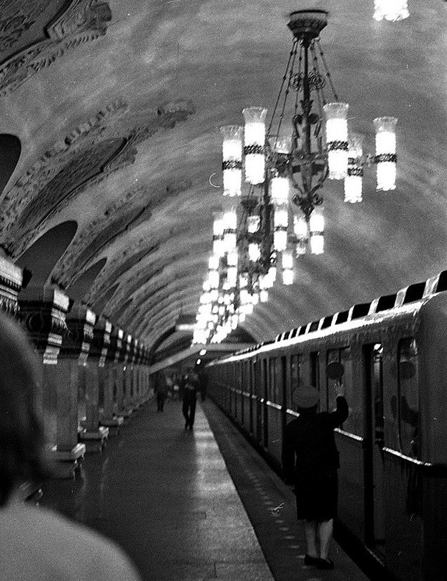 Quang cảnh trong một ga tàu ở thủ đô Moscow hồi đầu thập niên 1970.