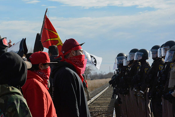 Người biểu tình "đối đầu" với cảnh sát ở Mandan nhằm phản đối dự án Dakota Access gần Khu bảo tồn Standing Rock ở Bắc Dakota ngày 15/11. (Nguồn ảnh: Reuters).