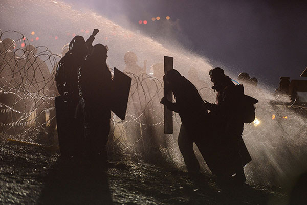 Được biết, dự án đường ống dẫn dầu Dakota Access nhằm mục đích vận chuyển dầu thô từ giếng dầu Bakken qua các bang Bắc Dakota, Nam Dakota và Iowa tới Illinois.