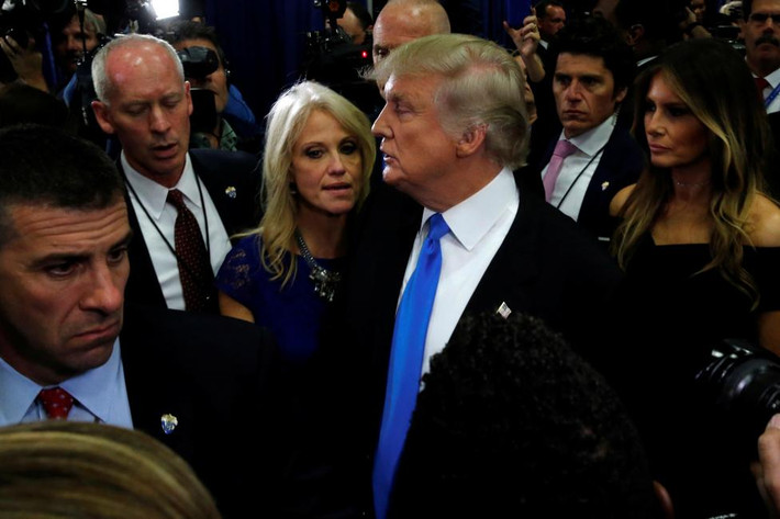 Tỷ phú Donald Trump trao đổi với bà Conway sau cuộc tranh luận đầu tiên với ứng viên Tổng thống Mỹ của Đảng Dân Hillary Clinton chủ tại Đại học Hofstra ở Hempstead, New York, ngày 26/9/2016.
