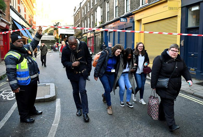 Người dân rời khỏi khu vực gần Borough Market sau vụ tấn công trên Cầu London ngày 29/11. Ảnh: Reuters.