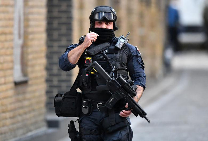Cảnh sát vũ trang được triển khai gần Cầu London hôm 29/11. Ảnh: Reuters.