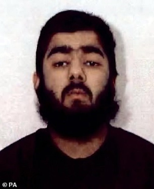 Khi đó, nghi phạm đâm dao ở cầu London, được xác định là Usman Khan (28 tuổi), đã mặc chiếc áo khoác gắn bom giả và dùng dao đâm người đi bộ trên Cầu London, làm 2 người thiệt mạng. Ảnh: PA.