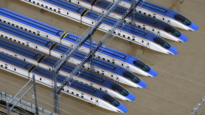 Theo BBC, Nhật Bản sẽ thay mới 10 tàu cao tốc Hokuriku Shinkansen bị ngập nước sau khi bão Hagibis đổ bộ vào nước này hồi tháng trước. Ảnh: Reuters.