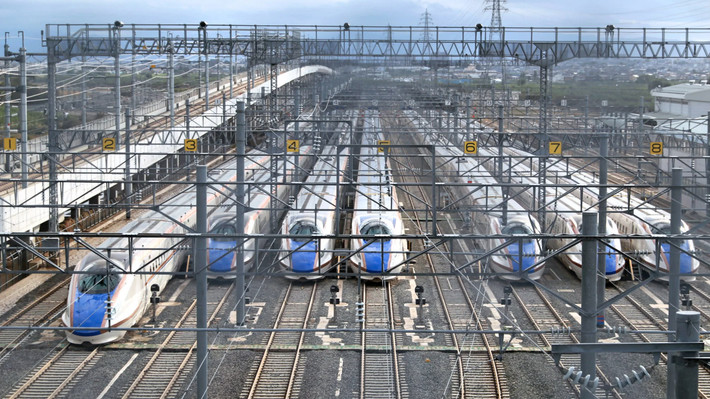 Số tàu bị ngập, đỗ tại ga ở thành phố Nagano, chiếm 1/3 toàn bộ tàu cao tốc Hokuriku Shinkansen đang hoạt động. Ảnh: Nikkei.