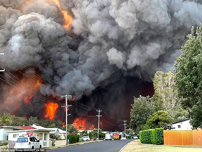 Theo Daily Mail, tính đến sáng 9/11, ít nhất 77 đám cháy rừng vẫn đang hoành hành tại Australia, trong đó có 42 đám cháy ngoài tầm kiểm soát. (Nguồn ảnh: Daily Mail)