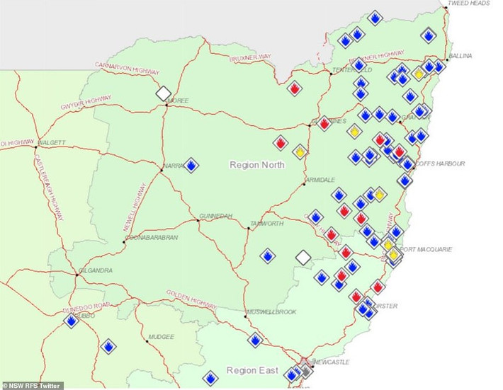 Ít nhất 100 ngôi nhà đã bị phá hủy do cháy rừng tại bang New South Wales và Queensland. Ngoài ra, một người thiệt mạng, hơn 30 người khác bị thương và hai người vẫn mất tích.