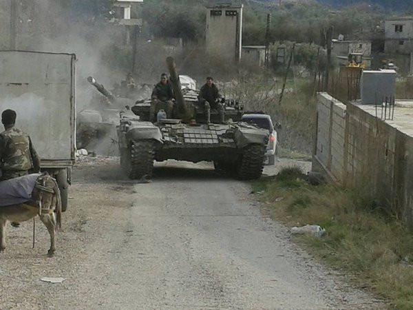 AMN đưa tin, đụng độ giữa nhóm khủng bố IS và lực lượng chính phủ Syria đã diễn ra ở vùng nông thôn phía đông Homs trong vài tháng nay, bất chấp việc Tổng thống Mỹ Donald Trump trước đó tuyên bố phiến quân IS đã bị đánh bại hoàn toàn tại quốc gia Trung Đông này. Ảnh: AMN.