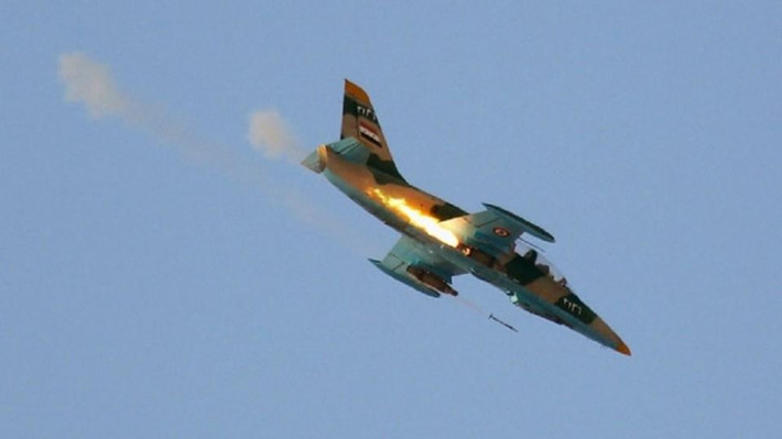 Cùng lúc, Không quân Syria dội "mưa bom" xuống căn cứ của khủng bố IS, gây thương vong nặng nề cho bọn chúng, đồng thời phá hủy nhiều trang thiết bị quân sự. Ảnh: TRT World.