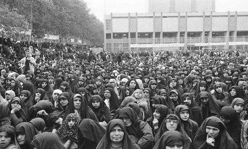Ngày 4/11/1979, hàng trăm sinh viên Iran xông vào Đại sứ quán Mỹ ở Tehran. Sau cuộc giằng co 3 giờ đồng hồ với lực lượng an ninh bảo vệ Đại sứ quán, các sinh viên Iran bắt giữ 62 nhà ngoại giao Mỹ. Ảnh: AP.