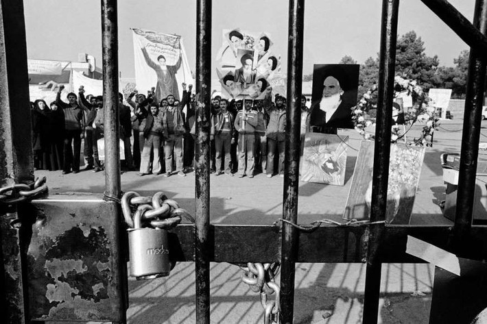 Các sinh viên biểu tình bên trong Đại sứ quán Mỹ. Thời điểm đó, Kyodo News báo cáo từ Tehran cho biết các sinh viên nói sẽ không thả bất kỳ con tin nào cho đến khi Mỹ cho phép dẫn độ Mohammad Reza Pahlavi về nước. Ảnh: AP.