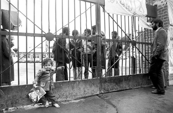 Các sinh viên Iran chặn lối vào Đại sứ quán Mỹ. Đài phát thanh Iran cho biết có khoảng 100 con tin đang bị giam giữ, nhưng một phát ngôn viên Bộ Ngoại giao Iran nói rằng chỉ khoảng 45 con tin, trong đó khoảng 35 người Mỹ và 7-8 người Iran. Ảnh: AP.