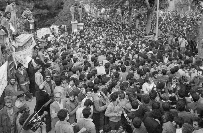 Các sinh viên Iran yêu cầu dẫn độ Shah Mohammad Reza Pahlavi, vị vua cuối cùng của Iran bị lật đổ sau Cách mạng Iran tháng 2/1979, đang điều trị ung thư tại Mỹ. Vụ việc kéo theo cuộc khủng hoảng con tin kéo dài 444 ngày, khiến quan hệ ngoại giao Mỹ-Iran từ đồng minh thành kẻ thù. Ảnh: AP.