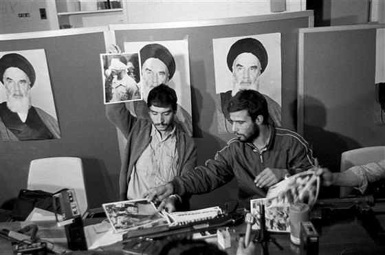 Các sinh viên Iran bên trong Đại sứ quán Mỹ, trên tay cầm bức ảnh của một trong các con tin. Tại Washington, Jack Touhy, người phát ngôn Bộ Ngoại giao Mỹ, cho biết ước tính 59 người bị giam giữ và không có bằng chứng về những kẻ xâm lược vũ trang. Ảnh: AP.