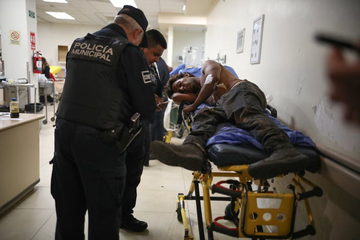 Tại Tijuana, các vụ giết người xảy ra hàng ngày, tình trạng nghiêm trọng tới mức một tờ báo địa phương đã tạo ra một biểu đồ đếm các vụ giết người để giúp độc giả nắm được số liệu chính xác. Nhà chức trách và các học giả cho biết làn sóng bạo lực xuất phát từ tranh chấp trong thế giới ngầm giữa các băng đảng ma túy. “Những vụ giết người không phải là bởi tranh giành quyền kiểm soát con đường bán vào Mỹ, chúng đánh nhau tranh giành thị trường trong nước", Victor Clark, một chuyên gia an ninh ở Tijuana, cho biết. Ảnh: Guardian.